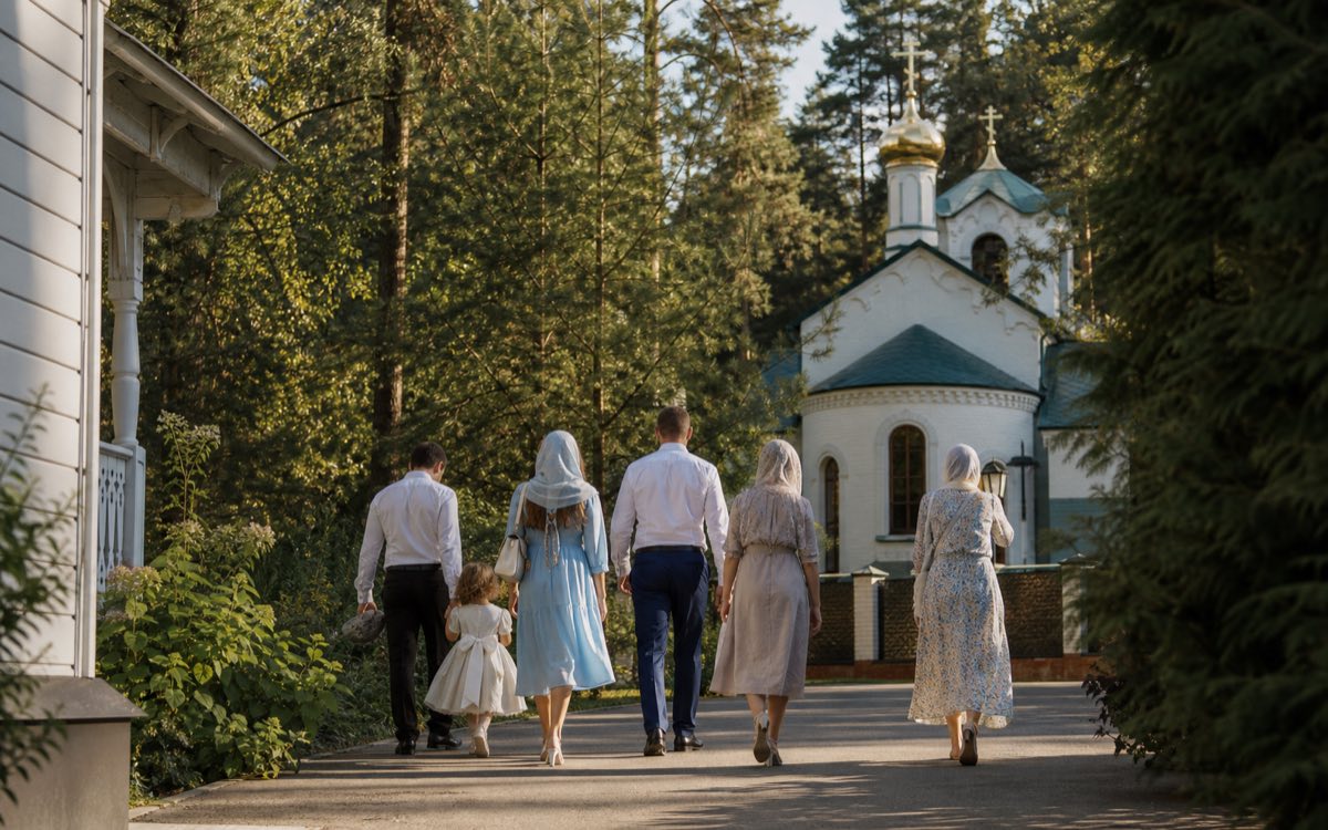 Семья идёт к храму